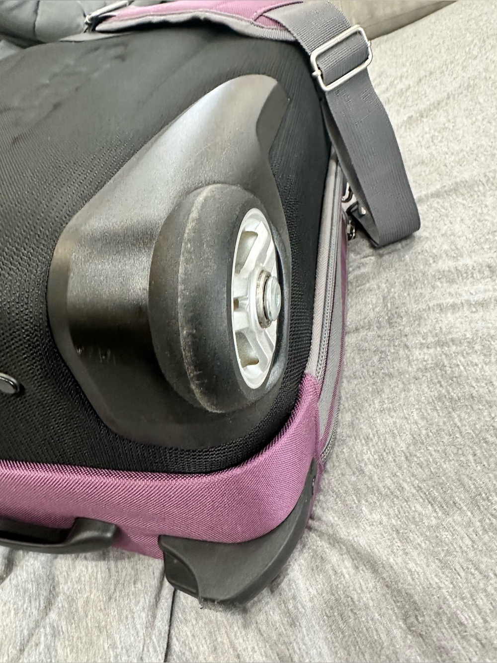 EUC eBags Mobile Office/Carry On Rolling Bag in Eggplant Purple - Picture 13 of 16